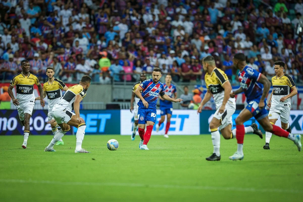 Everton Ribeiro recebe terceiro cartão amarelo