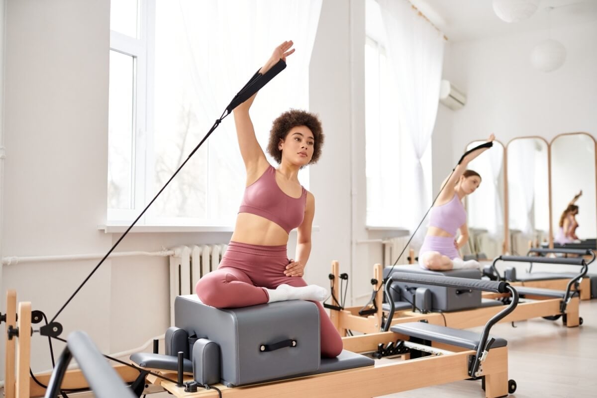 A prática do pilates promove o bem-estar físico e mental (Imagem: LightField Studios | Shutterstock)