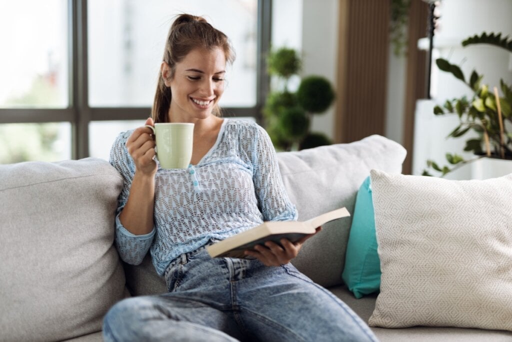 Estar em casa, um ambiente familiar e seguro, pode permitir ao cérebro entrar em estado de relaxamento profundo (Imagem: Goksi | Shutterstock)