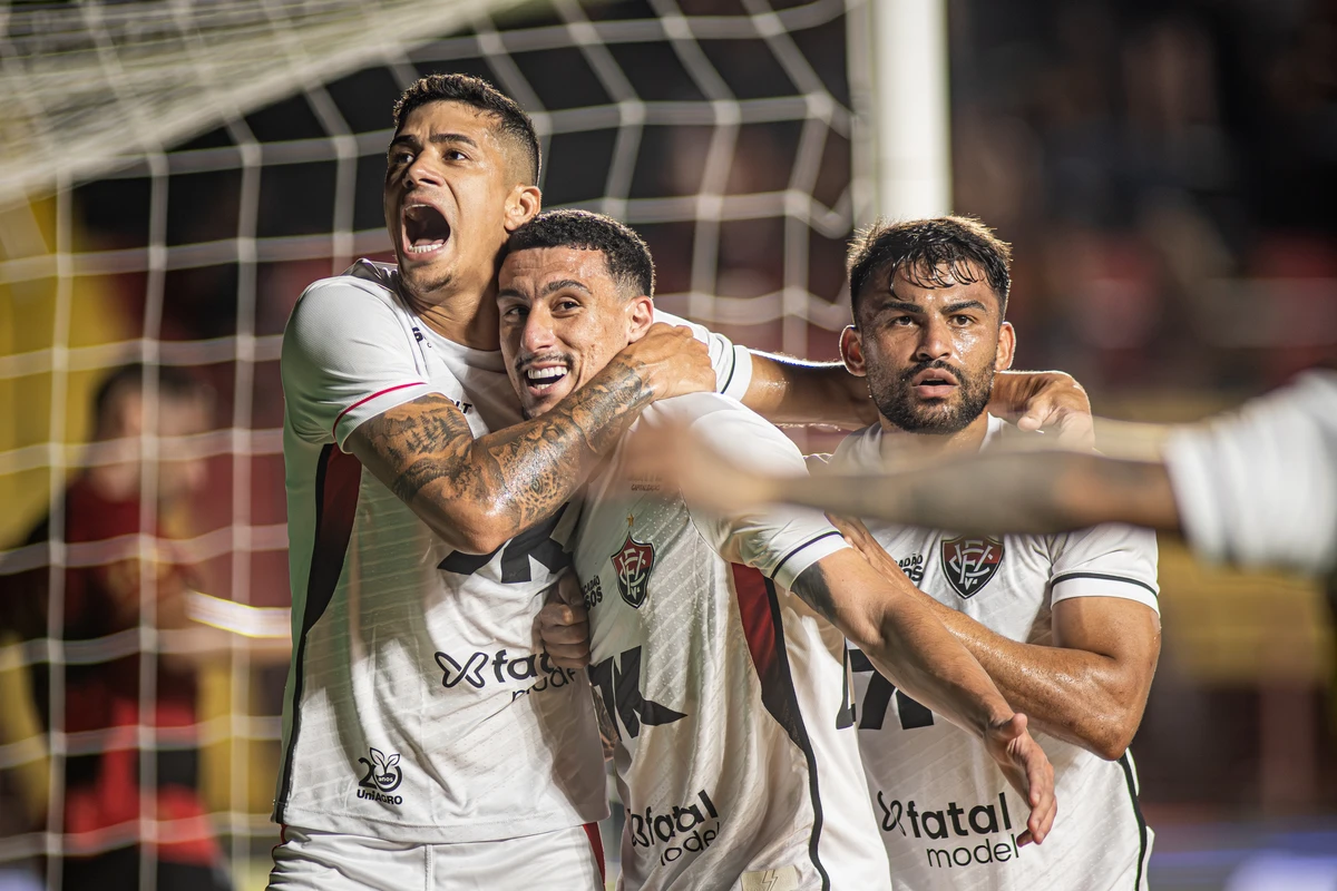 Vitória vence e sai da zona por Victor Ferreira
