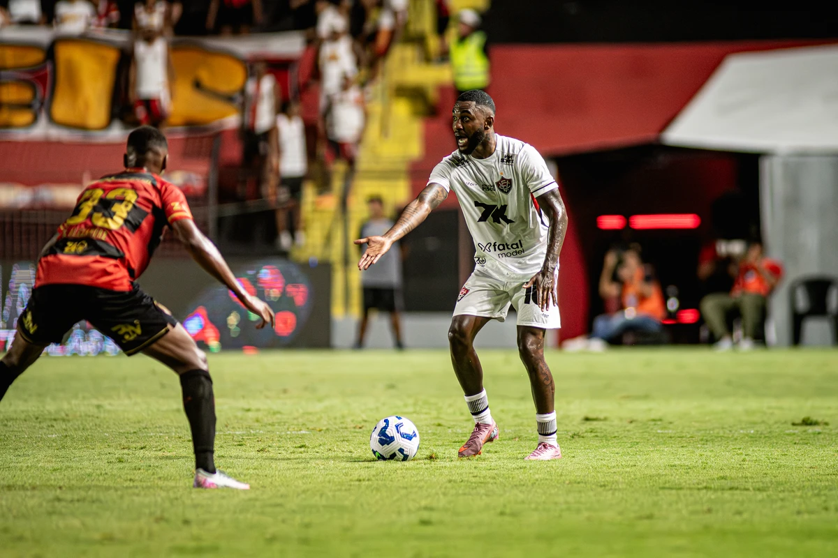 Vitória vence e sai da zona por Victor Ferreira