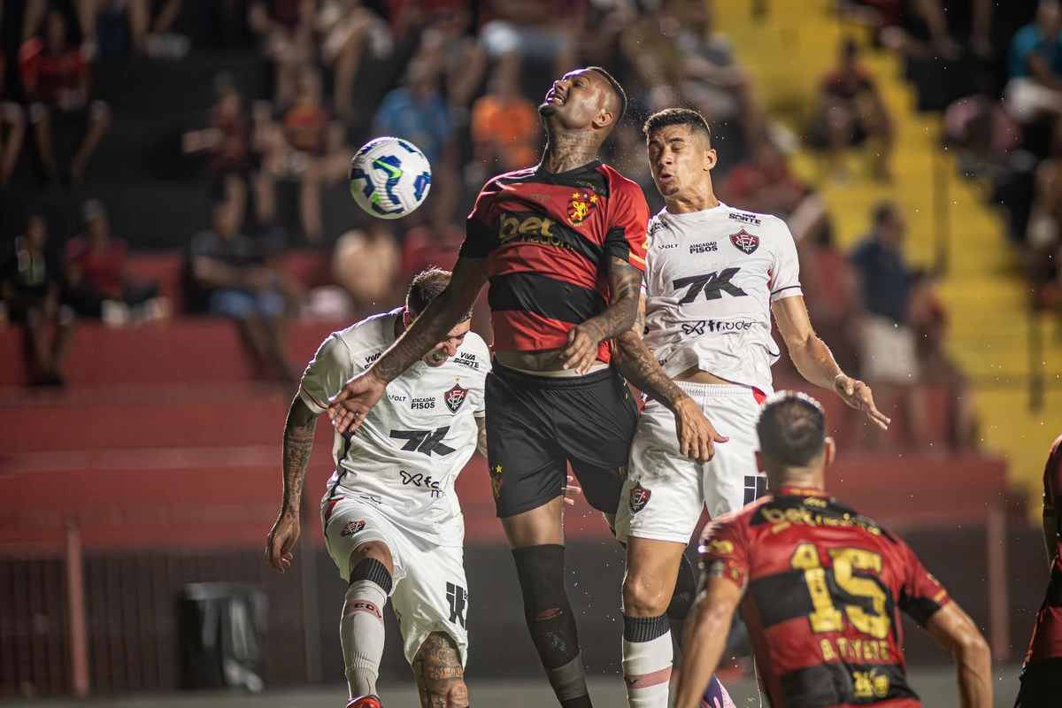 Vitória vence e sai da zona por Victor Ferreira