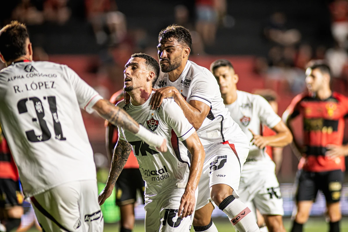 Vitória vence e sai da zona por Victor Ferreira
