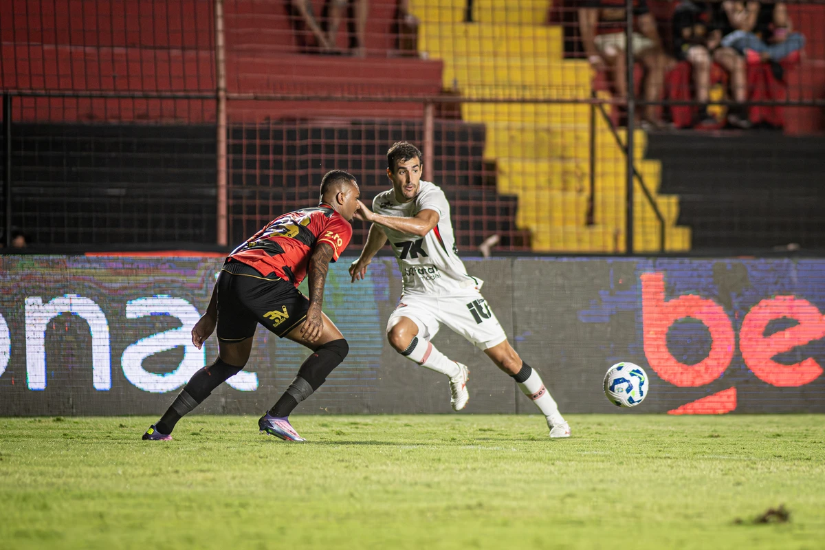 Vitória vence e sai da zona por Victor Ferreira
