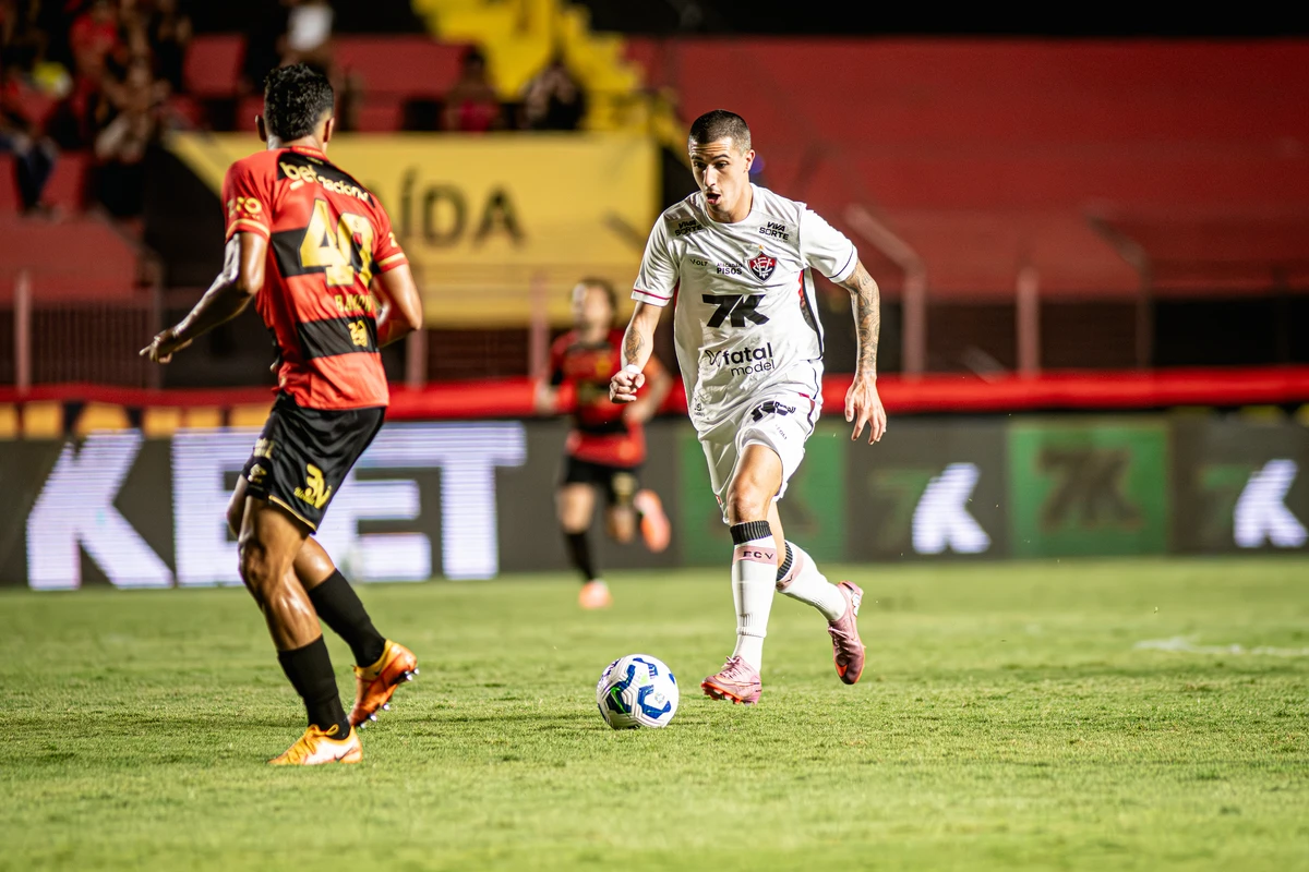 Vitória vence e sai da zona por Victor Ferreira