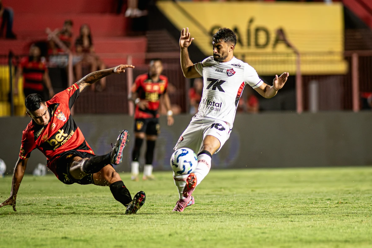 Vitória vence e sai da zona por Victor Ferreira