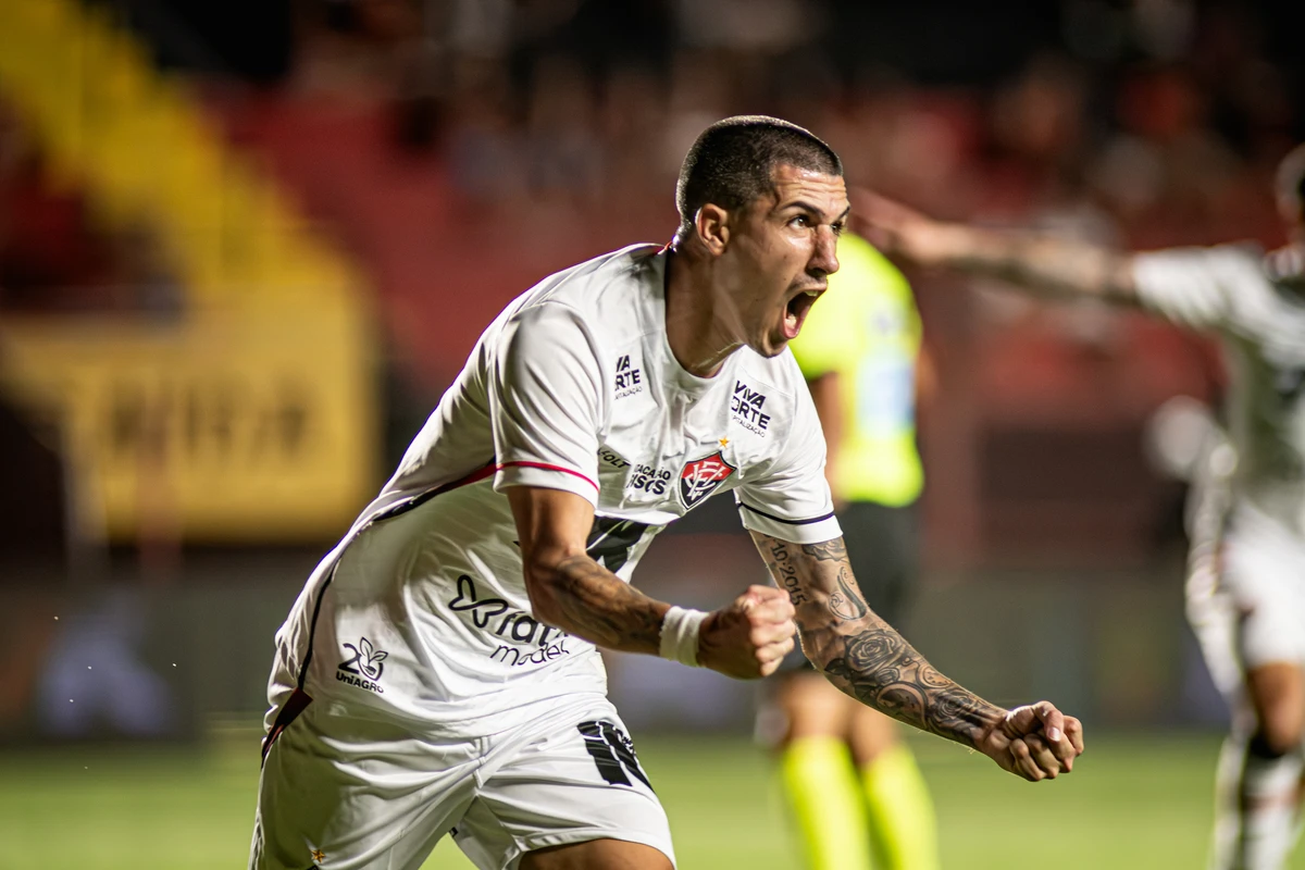 Vitória vence e sai da zona por Victor Ferreira